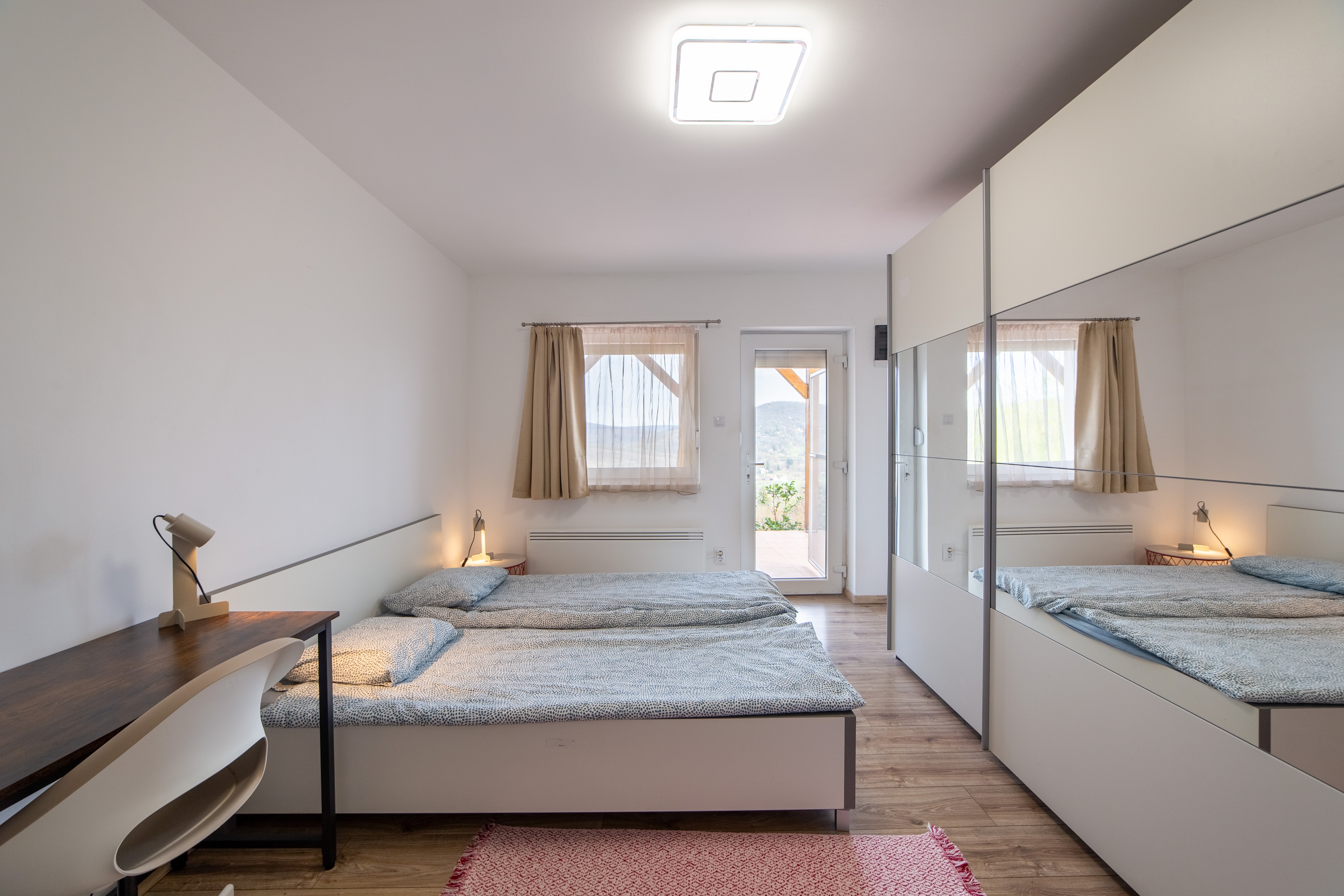 Hosts Up to 11 Guests